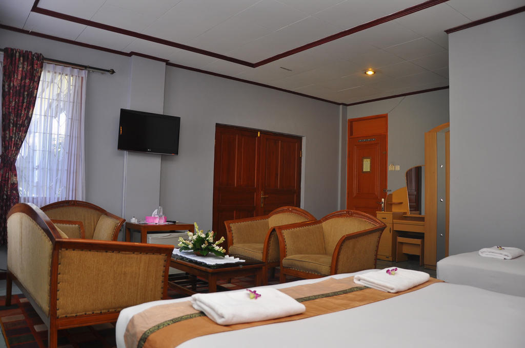 Benua Hotel Bandung Room photo